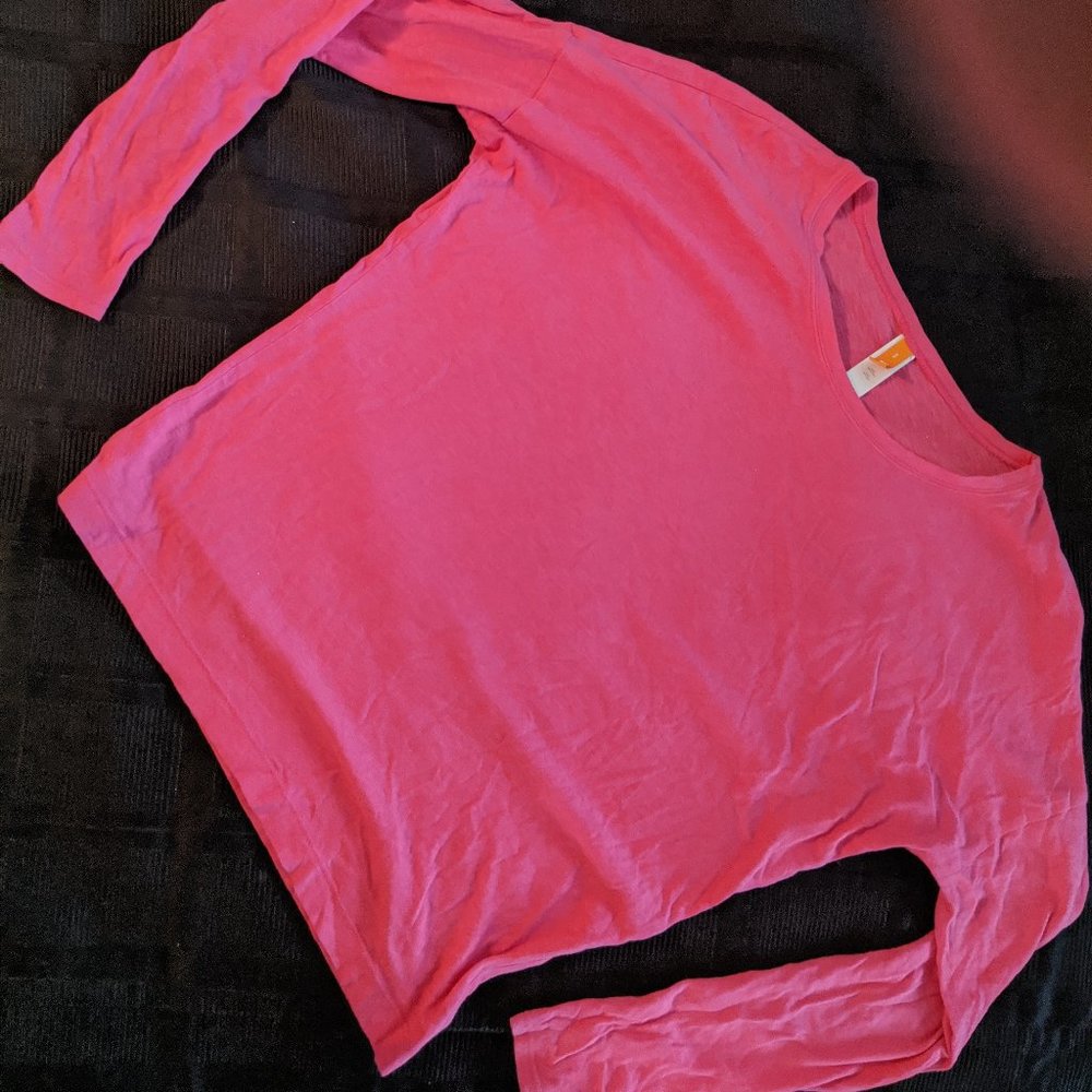 Long sleeved work out shirt by Lucy